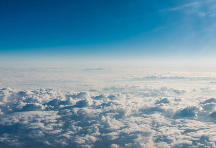 云。 从云层中飞行的飞机的窗户上观看
