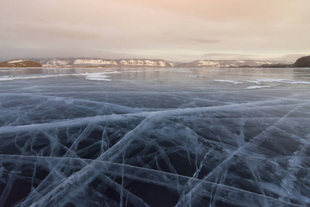 冬天的贝加尔。 日落时冰面。 俄罗斯西伯利亚