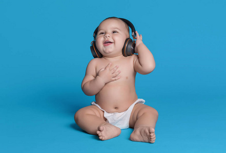 可爱的笑男婴听音乐