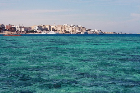 清澈的红海水域船只和埃及赫格达全景