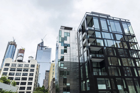 现代办公大楼正面和窗户正面夜间办公大楼正面美国纽约市曼哈顿现代