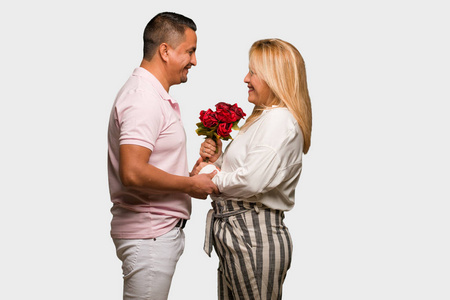 拉丁美洲中年夫妇庆祝情人节