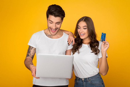 情侣在线购物的笔记本电脑与信用卡