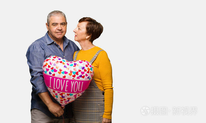 中年夫妇庆祝情人节