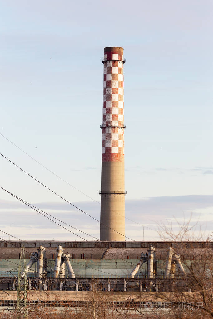 工厂锅炉房电站热电站老高烟囱. 废弃的过时工业厂房.