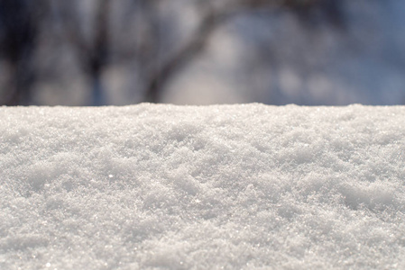 新鲜的雪割草机。飘雪的冬天背景