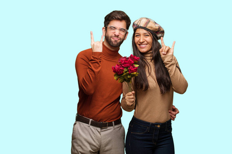 年轻夫妇在情人节做摇滚手势图片