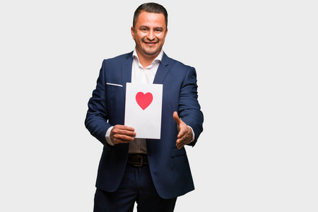 拉丁美洲的中年男子庆祝情人节,伸手迎接某人照片