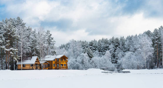 在大自然的木屋里，覆盖着刚下的雪