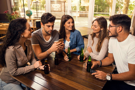 一群朋友在酒吧喝啤酒