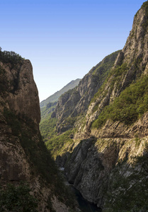 黑山的高山峡谷。 柔和的焦点和模糊的背景。