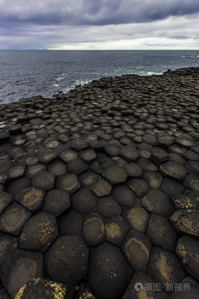 北爱尔兰海岸堤道巨人的六角形玄武岩结构