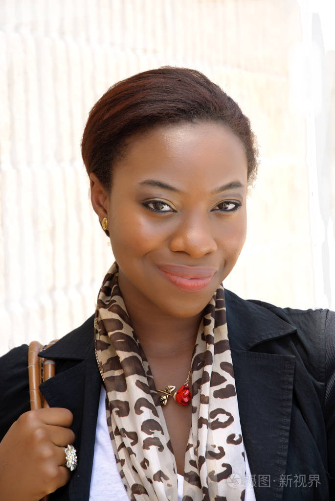 一位年轻的黑人商业女性,白人背景