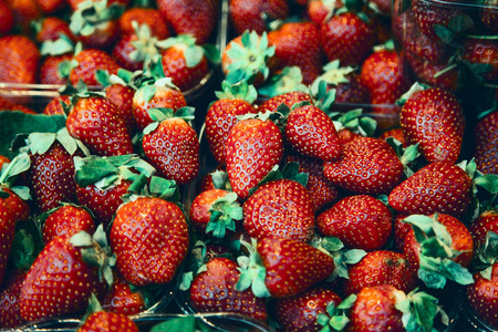堆叠新鲜草莓。食物概念背景