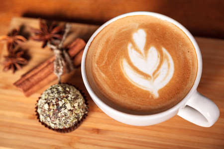 一杯拿铁或卡布奇诺,以花的形式呈现出拿铁的艺术图案.