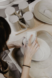 做陶器的女人砂质粘土板工艺的特写