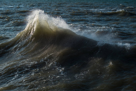 在平静的水的背景下, 海浪飞溅