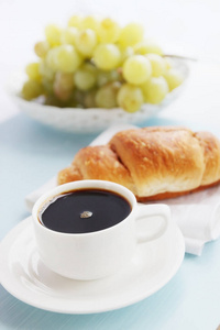 传统早餐咖啡加牛角面包