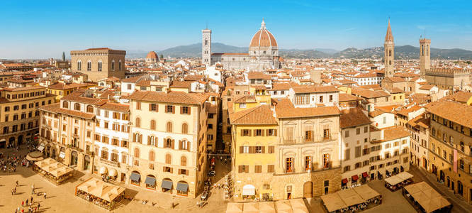 全景航拍从古典景观到最著名的佛罗伦萨地标在晴天。 意大利旅行概念