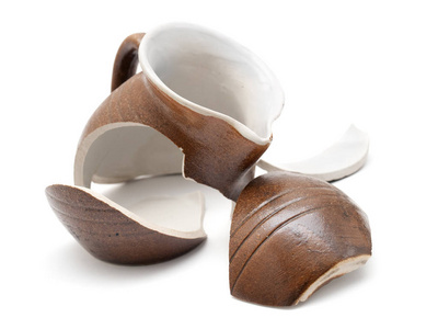 陶瓷水壶白色背景上破碎的陶瓷水壶.照片