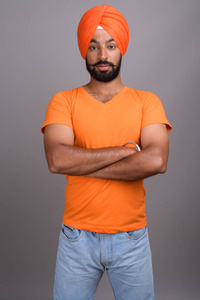 印度锡克人，穿着头巾和橙色衬衫