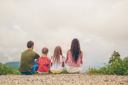 雾的背景下的山上美丽幸福的家庭照片