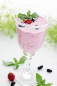 桑椹和草莓酸奶夏季鸡尾酒