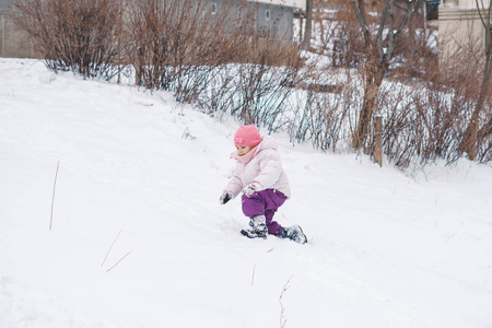 女孩在院子里玩雪