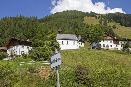 小村庄Bichlbaechle位于Lechtal阿尔卑斯山Stockach山谷的尽头。