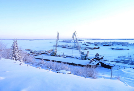 俄罗斯港口冬季装船的工业港口照片