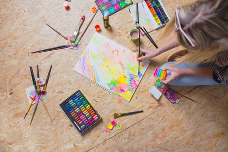 玻璃上画画图片-玻璃上画画素材-玻璃上画画插画-摄图新视界