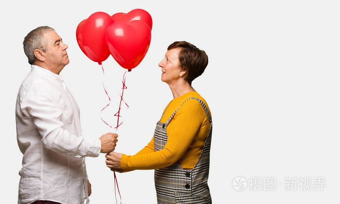 中年夫妇庆祝情人节