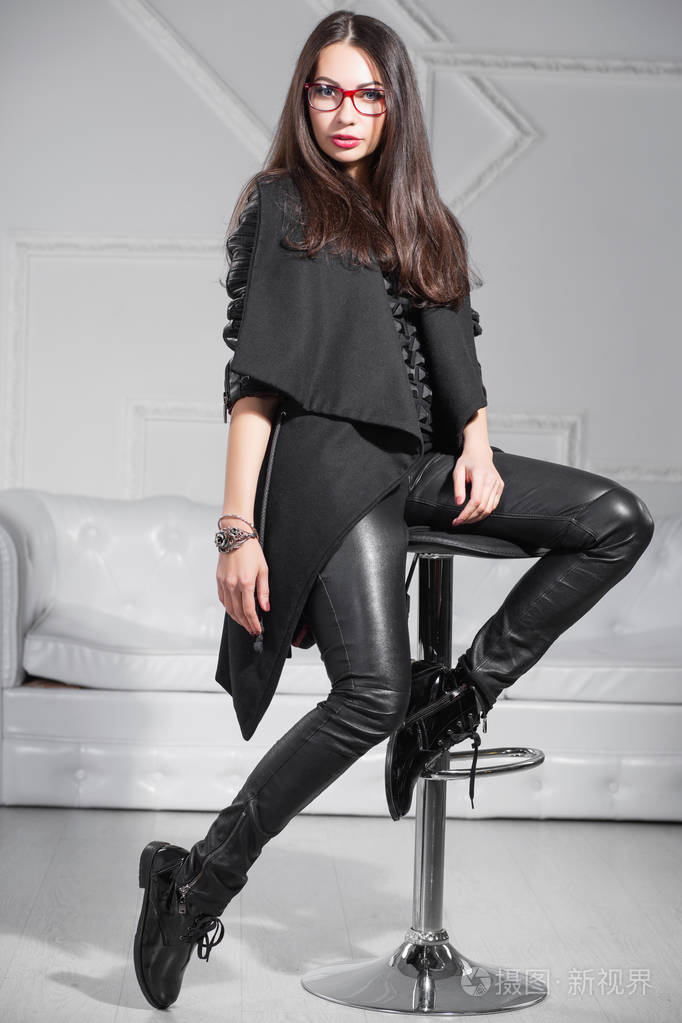 年轻迷人的女人在镜头前摆姿势