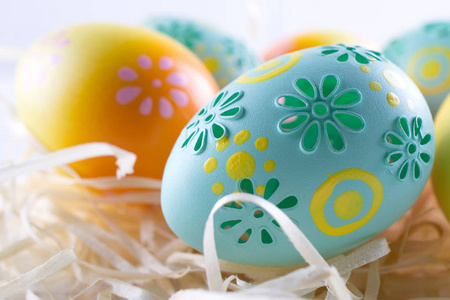 复活节假期背景与鸡蛋。 接近五颜六色的彩绘鸡蛋