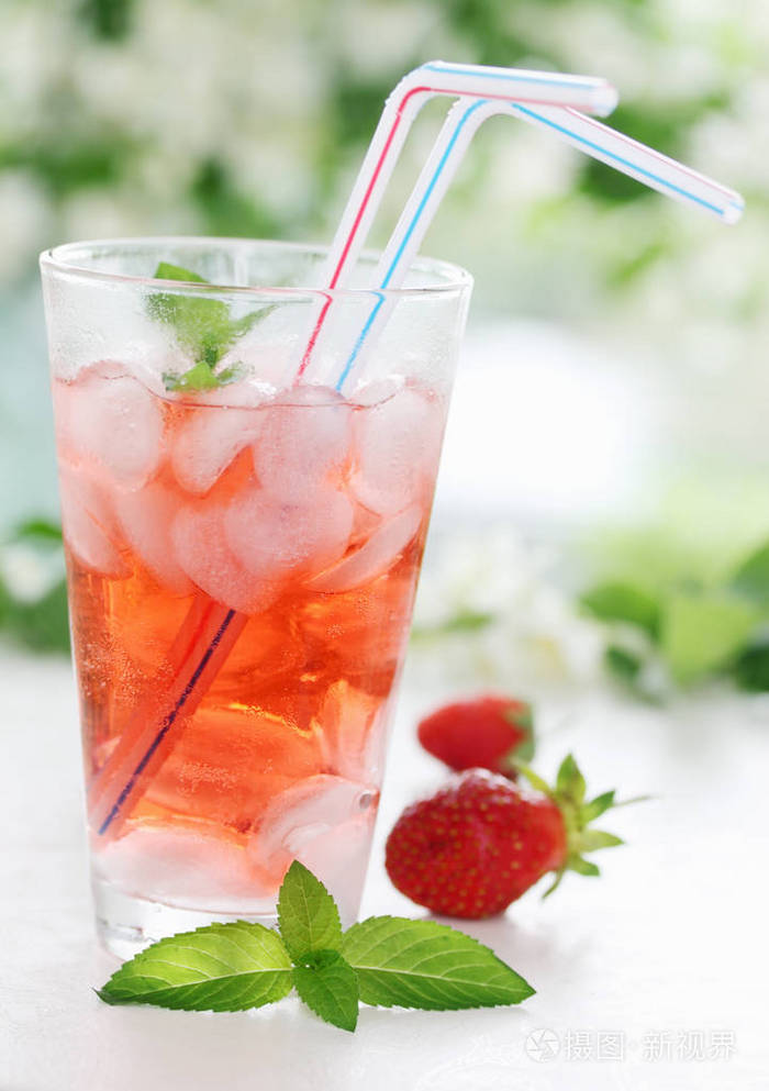 带草莓和薄荷的夏季冷饮