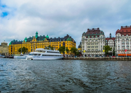 从观光船到码头的全景，船和瑞典斯德哥尔摩中心的斯特罗姆卡恩美丽的建筑
