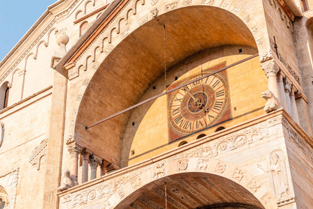 维罗纳杜莫大教堂正面的大钟