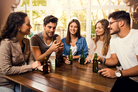 一群朋友在酒吧喝啤酒