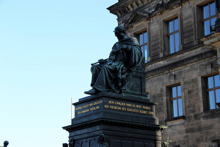 德国德累斯顿萨克森一座历史建筑附近的纪念碑上的风景，在夏季的观光旅游中拍摄