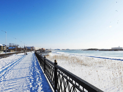 蓝色的河流和白色的雪藤码头城市景观