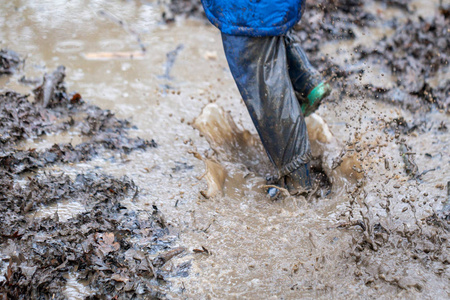 小孩子在泥坑里玩照片