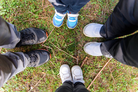 一家人站在草地上穿着运动鞋图片