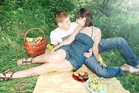 一对年轻漂亮的夫妇在野餐