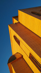 东方伊斯兰建筑和蓝天橙色砖墙
