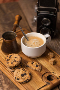 咖啡屋里有饼干和豆子的热黑咖啡