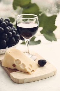 葡萄酒杯奶酪和葡萄的平静生活