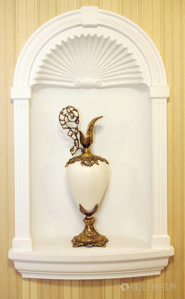 壁龛里的白瓷花瓶照片 正版商用图片17rem0 摄图新视界