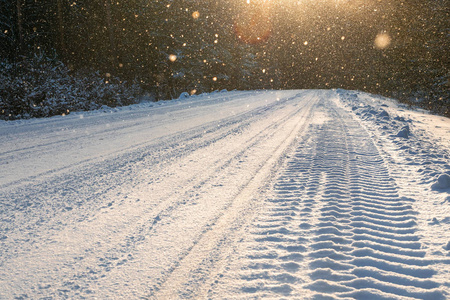 雪冬路结冰了