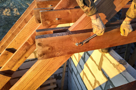 檩条工人用扳手拧动机架的杆子,2019年照片