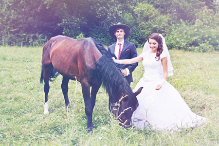 新娘新郎在田野里骑马图片